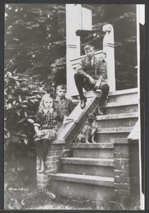  Kinderen van voormalig pachter van het kasteel, Berend Brug, op de trap van de muziektent. V.l.n.r. zusje, N.B. Brug ...