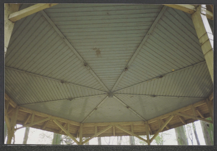  De muziektent in het kasteelpark, onderaanzicht van het dak.