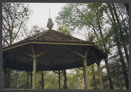  De muziektent in het kasteelpark, onderaanzicht.