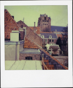  Daken aan de achterzijde van de oostkant van de Volderstraat met gezicht op de toren van de Nederlands-hervormde kerk ...
