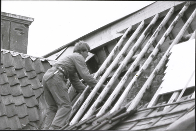  Het stellen van de dakspanten tijdens de restauratie van het woonhuis.