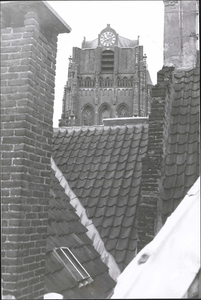  Delen van daken tijdens de restauratie van het woonhuis Markt 11 met zicht op de stadstoren.