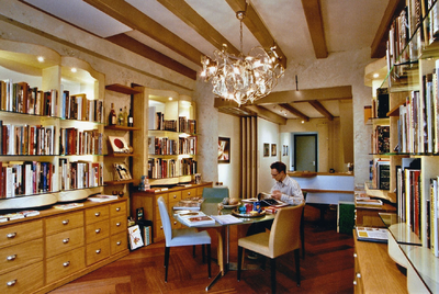  Interieur van Libra Books & Art met zichtbare balken aan het plafond, blank houten kasten met glazen leggers, ...