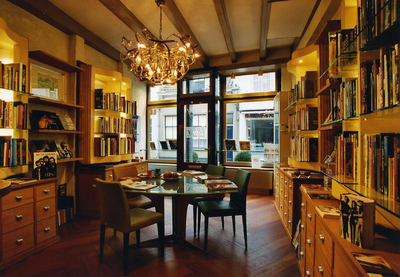  Interieur van Libra Books & Art. gezien van binnenuit naar de ingang aan de Peperstraat, die door de etalageruiten te ...