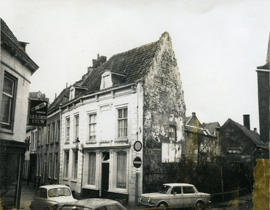  Gezien vanuit de Klooster Leuterstraat het hoekpand aan de Peperstraat. Er is geen winkel meer in gevestigd, al hangt ...