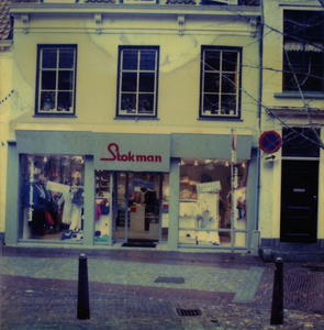  De winkel van Stokman verkoopt nu kinderkleding. De etalages en de toegang springen niet meer in en de ramen lopen tot ...