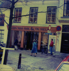  De winkel heeft nu als opschrift: Klein Was Ink & De Heus (de 2e s van Wassink is weg). De entree is weer naar ...