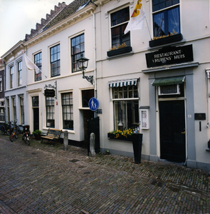 Gezicht op Restaurant 't Rubens' Huis, de ingang van de doorgang naar de Mazijk, 't Koffiehuis 'de Mazijk, en pand nr. ...