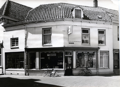 In het pand op de hoek van de Peperstraat met de Oeverstraat is nu een sigarenhandel gevestigd. De foto toont het ...