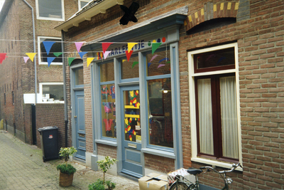  De garagedeur is vervangen door de voorgevel van kinderkledingzaak Marleentje. Links in de gevel is een huisdeur. ...