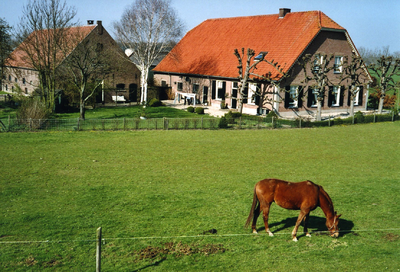  Deze boerderij wordt 'Leuterveld' genoemd. De voor- en zijgevel van de boerderij met een wolfsdak met rode pannen. In ...