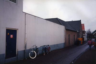  Links de zijgevel van het pand op de hoek van de Markt waarin Albert Heijn zit. Daarachter een bakstenen schuur met ...