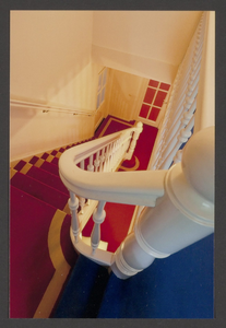  De trap met rode vloerbedekking gezien vanaf de bovenverdieping (met blauwe vloerbedekking) in De Wildkamp.
