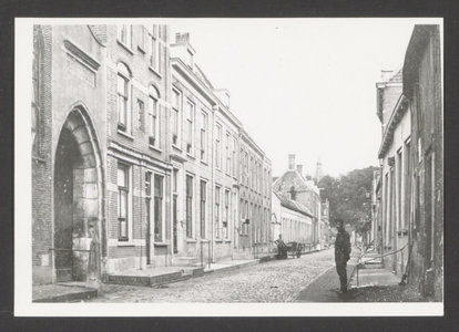  Links de zij-ingang van De Nederhoff aan de Markt. Links de oneven nummers van de straat en rechts de even nummers. De ...