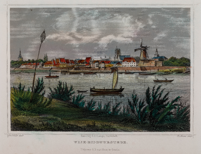  Gezicht over de Lek op de stad Wijk bij Duurstede met walmuur en molen Rijn en Lek, met enkele bootjes op de voorgrond