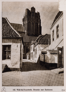  Gezicht vanuit het oosten door het Oudkerkhof op de toren van de Grote Kerk te Wijk bij Duurstede