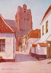  Gezicht vanuit het oosten door het Oudkerkhof op de toren van de Grote Kerk te Wijk bij Duurstede