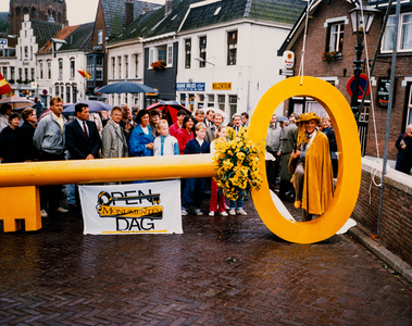  Een gezelschap, waaronder burgemeester Houtsma, op de Veldpoortbrug ter gelegenheid van de opening door hem van Open ...