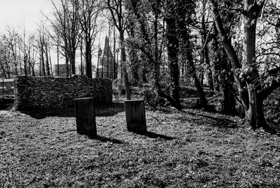  Gezicht vanuit het oosten op de twee grafstenen van de voormalige Joodse begraafplaats aan de Singel te Wijk bij ...