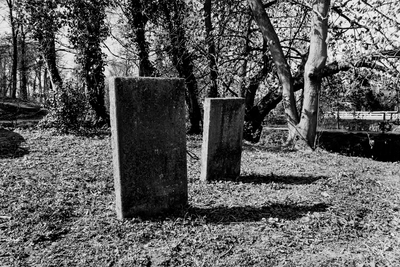  Gezicht vanuit het zuidoosten op de twee grafstenen van de voormalige Joodse begraafplaats aan de Singel te Wijk bij ...