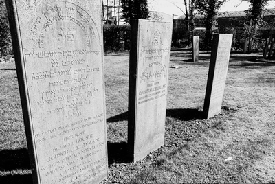  Graven op het Joodse deel van de Algemene Begraafplaats aan de Steenstraat te Wijk bij Duurstede