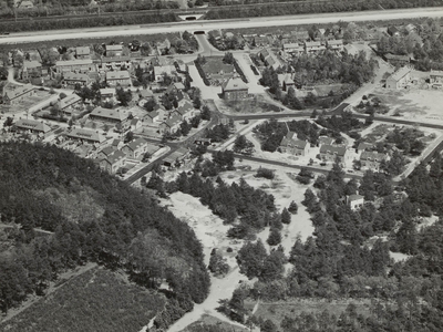  Raadhuis van Maarn met naaste omgeving, gezien vanuit het zuiden.Bovenaan snelweg, spoorlijn en de twee tunnels