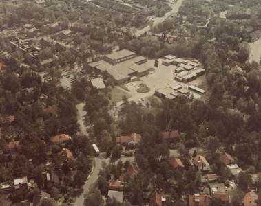  Luchtfoto van het Trompplein met Dorpshuis, scholen en de houten sporthal