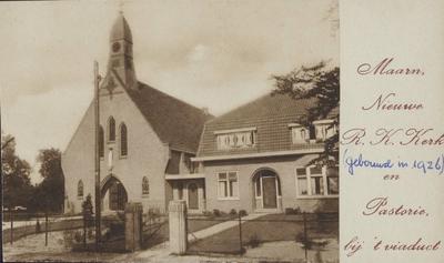  Rooms Katholieke Sint Theresiakerk, gebouwd in 1926, met rechts daarnaast de pastorie.
