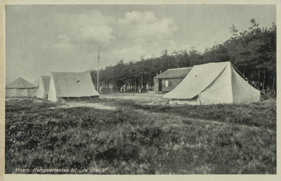  Kampeerterrein De Uitkijk met tenten en schuur.