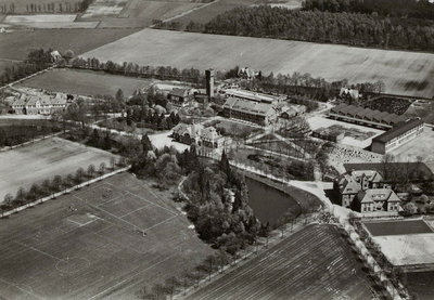  Luchtfoto van het terrein van Valkenheide, hoofdgebouw en naaste omgeving.
