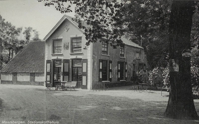  Voormalig stationskoffiehuis De Grote Bloemheuvel, gebouwd in 1889 ter vervanging van een oudere herberg.Behoorde ...