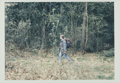 Diapresentatie Maarn. Wandelaarster met rugzak in het bos.