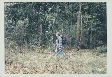  Diapresentatie Maarn. Wandelaarster met rugzak in het bos.