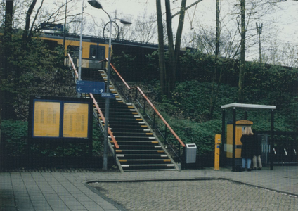  Diapresentatie Maarn. Een van de noordelijke opgangen naar het NS station Maarn met kaartjesautomaat.