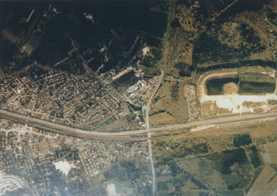  Diapresentatie Maarn. Overduk van een luchtfoto met in het midden het kruispunt Amersfoortseweg met A12 en spoorweg, ...