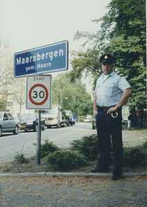 Diapresentatie Maarn. Wijkagent Rob de Waard in het centrum van Maarsbergen op de hoek Woudenbergseweg - Haarweg bij ...