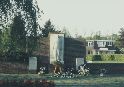  Diapresentatie Maarn. Monument voor oorlogsslachtoffers voor het gemeentehuis.