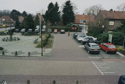  Parkeerplaatsen op het 5-Meiplein met rechtsboven het voormalige postkantoor.
