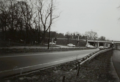  Afrit rijksweg A12 en viaduct, vanuit het zuiden gezien.In 2011 in reconstructie wegens verbreding van de A12.
