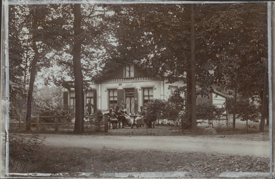  Café-restaurant Plattenberg (plm 1900), tot 1925 tevens gemeentehuis van Maarn.De uitbater was Evert Dirk van ...