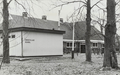  Lagere school der Vereniging voor Christelijk Schoolonderwijs, gebouwd in 1920, afgebroken in 1976.Aldaar werd in 1977 ...
