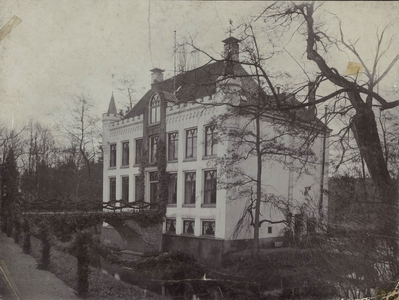  Kasteel Maarsbergen met de in de vorige eeuw aangebrachte pleisterlaag, die er omstreeks 1930 is afgehaald.In 1804 ...