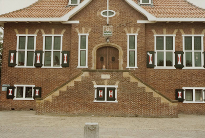  Raadhuis van de voormalige gemeente Wolphaartsdijk, thans gemeente Goes.Het raadhuis van Maarn (1925) stond model voor ...