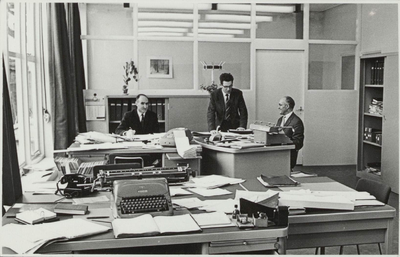  Raadhuis na de aanbouw van 1964.Deel van de nieuwe secretarie met vlnr Trudy Veenendaal, Hr Griffioen, Jongsma en Loes ...