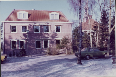  Nieuwe uitbreiding gemeentehuis Maarn, in gebruik genomen op 21-5-1981, oostgevel.