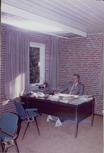 Nieuwe uitbreiding gemeentehuis Maarn, in gebruik genomen op 21-5-1981.Gedeelte secretarie, ambtenaar Rien Pater aan ...