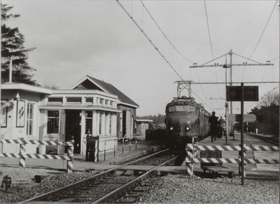  Station Maarsbergen, 10317 JCJC v/d Meene van 56-556 Maarsbergen 28-3-1959 ELD4-714 tr 1336 GH-UT, houtopslag links. 86/II
