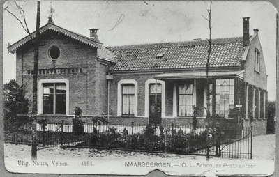  Openbare Lagere School en Postkantoor in het centrum van Maarsbergen.