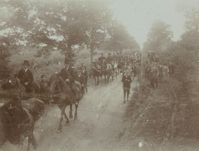  Burgemeester F. E. Everwijn Lange wordt in 1924 op de Maarnse Berg (provinciale weg Maarn-Doorn) verwelkomd door de ...