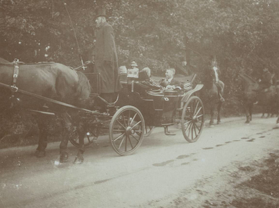  Burgemeester F. E. Everwijn Lange wordt in 1924 op de Maarnse Berg (provinciale weg Maarn-Doorn) verwelkomd door de ...